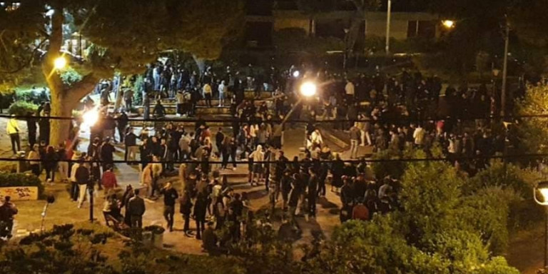 POLICIA GREKE PËRLESHJE ME NJERËZIT/ Kishin dalë të festojnë në kohë koronavirusi (VIDEO)
