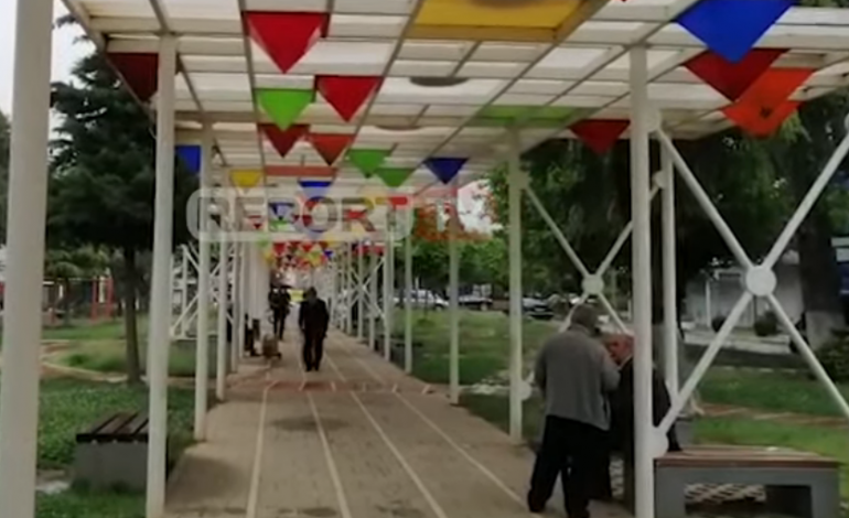 LIRI-DALJA PËR PENSIONISTËT/ Të moshuarit në Elbasan sfiduan shiun, me çadra në bulevard dhe në parkun e qytetit (VIDEO)
