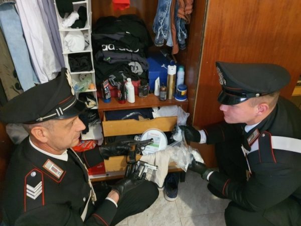 DROGË DHE ARMË NË BANESË/ Pranga 2 shqiptarëve në Itali, dyshohet se… (EMRI)