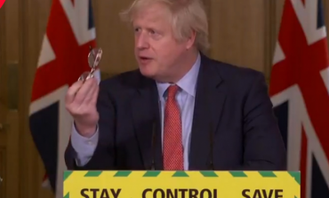 KORONAVIRUSI E LË ME PASOJA/ Kryeministri Boris Johnson vendos syze: Kam probleme me shikimin