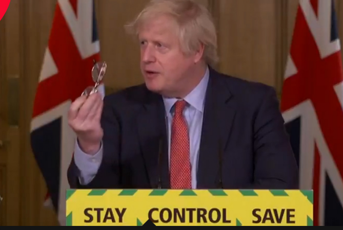 KORONAVIRUSI E LË ME PASOJA/ Kryeministri Boris Johnson vendos syze: Kam probleme me shikimin