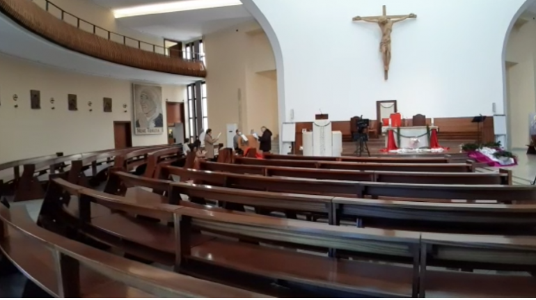 LEHTËSIMI I MASAVE NGA COVID-19/ Nga sot besimtarët mund të ndjekin kremtimet në kisha