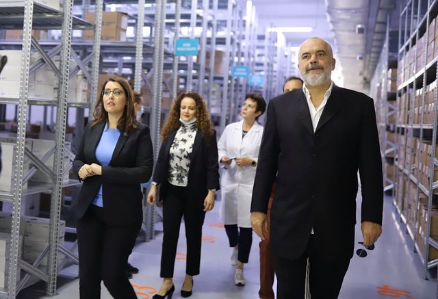 “ËSHTË INVESTIMI I PARË I KËTIJ LLOJI NË VEND”/ Manastirliu në krah të Ramës, inaugurohet depoja e re e barnave në QSUT