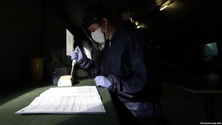 ORIGJINA E KORONAVIRUSIT/ OBSH: E vërteta e pretendimeve të Washingtonit, për laboratorin e Wuhanit