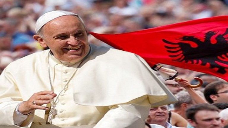 “MË THA FALEMINDERIT KUR PA FLAMURIN SHQIPTAR”/ Shqiptari tregon historinë e pazakontë me Papa Françeskun
