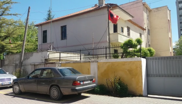 LOKAL BRENDA SHTËPISË NË KUSHTET E KARANTINËS/ Lihet në burg pogradecari që kundërshtoi edhe policinë