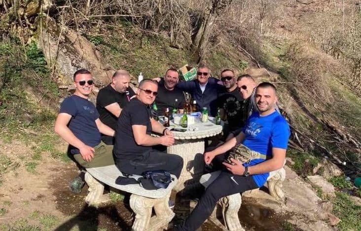 PIKNIK NË KOHË PANDEMIE DHE PLUMBA/ Mes të hetuarve edhe vëllai i Presidentit Thaçi