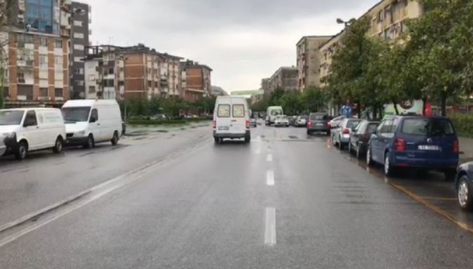 LIRI-DALJA NË FUNDJAVË/ Shiu penalizon të moshuarit dhe prindërit me fëmijë në Shkodër, lëvizjet me pikatore në qytet
