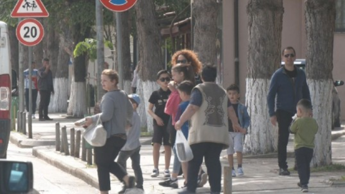 ËSHTË NË ZONËN E GJELBËR/ Rikthehet trafiku në Kukës, qytetarët në rrugë pa masa mbrojtëse