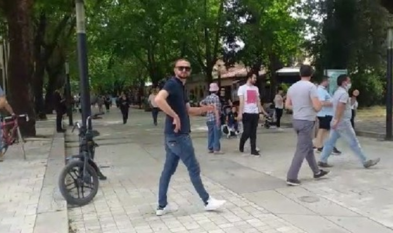 FUNDJAVA E TË MOSHUARVE DHE PRINDËVE ME FËMIJË/ Pedonalja e Tiranës ndryshe nga Liqeni mbushur plot me njerëz