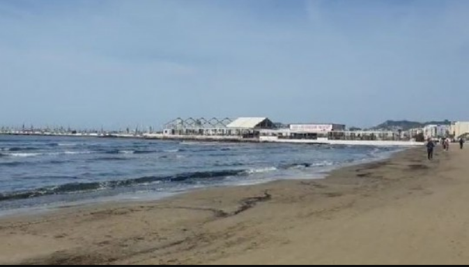ËSHTË NË HARTËN E ZONËS SË KUQË/ Durrësi sot shumë ndryshe nga e diela, plazhi i boshatisur nga qytetarët