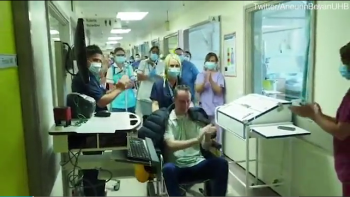 PAS 7 JAVËSH NË SPITAL/ 48 vjeçari mposht koronavirusin, përcillet me duartrokitje nga mjekët (VIDEO)