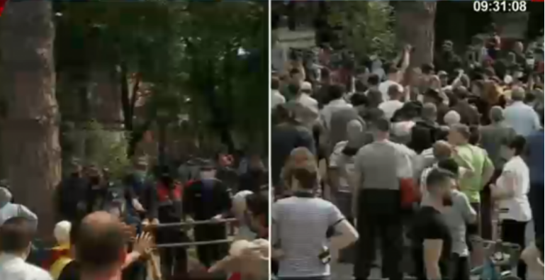 SËRISH TENTATIVË PËR T’U AFRUAR TEK TEATRI/ Protestuesit nuk lejohen nga Policia, bashkohen me grupin tjetër