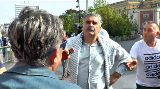 KUJTIM GJUZI SHKON NË MBËSHTETJE TË TEATRIT/ Protestuesit e largojnë me dhunë: Turp, shko dorëzo mandatin
