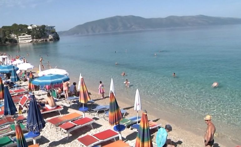 PLAZH NË KOHË COVID-19 NË VLORË/ Rregullat për të pushuar përgjysmojnë numrin e çadrave