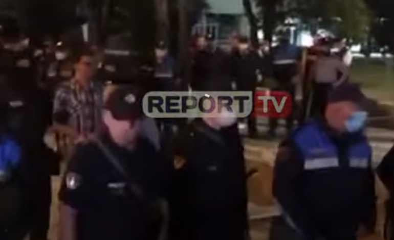 ARTISTË, AKTIVISTË DHE MILITANTË TË OPOZITËS/ Lirohen 37 të shoqëruarit për teatrin (VIDEO)