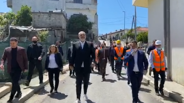 U DËMTUAN NGA TËRMETI I 26 NËNTORIT/ Rama inspekton aksionin e shembjes së godinave në Shijak (FOTO)