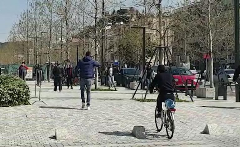VLORA NË HARTËN E GJELBËR/ Rikthehet trafiku i makinave, shtohet lëvizja e këmbësorëve (VIDEO)