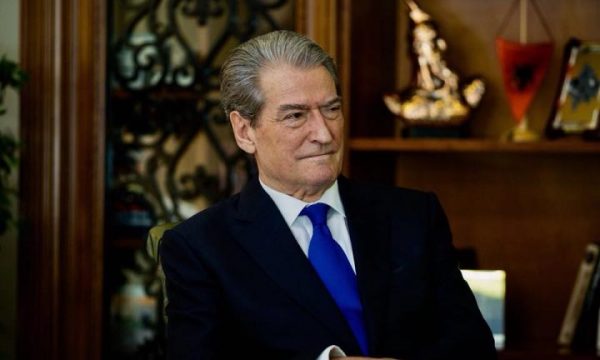 THIRRJE QYTETARËVE PËR “REVOLUCION”/ Berisha: Rama u ka bllokuar shqiptarëve ujin, diellin e ajrin. Zgjidhja, mosbindje civile. Dilni në plazh