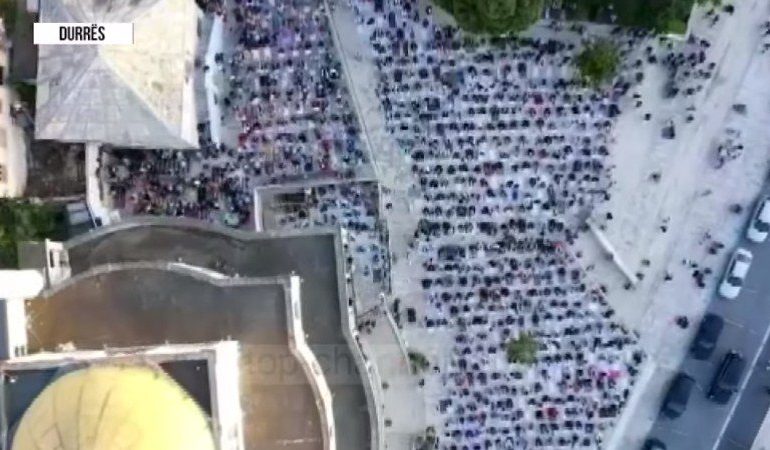 SI U FESTUA/ Falja në xhami dhe sheshet pranë. Festa e Fitër Bajramit nëpër Shqipëri (PAMJET)