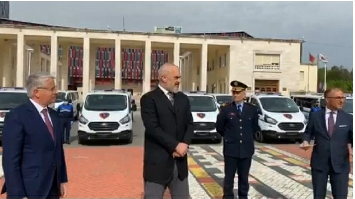 GJATË PREZANTIMIT TË FLOTËS POLICORE LLESHAJ E SORECA HARROJNË DISTANCËN/ Rama: Mos harroni Covidin, ruani…