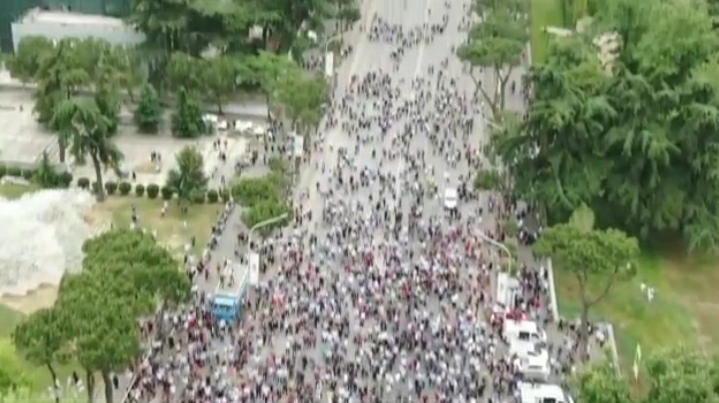 SHEMBJA E TEATRIT/ Pamjet e fundit nga droni. Ja pjesëmarrja në protestën e sotme (VIDEO)