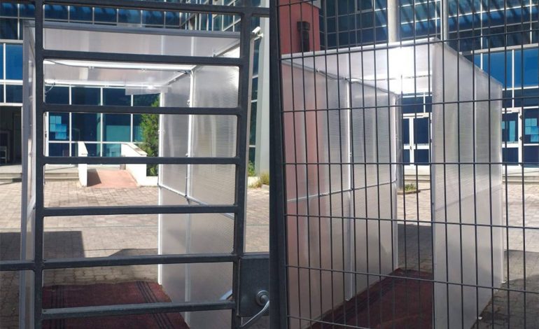 MASAT NDAJ COVID-19/ SPAK dhe Gjykata e Posaçme instalojnë tunel dezinfektimi (FOTO)