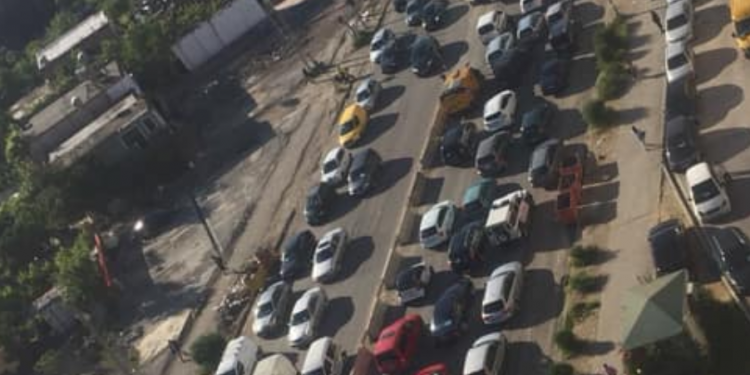 LEHTËSIMET E MASAVE NGA KORONAVIRUSI/ Rikthehet trafiku në Tiranë, rrugët plot me makina dhe me qytetarë (FOTO)