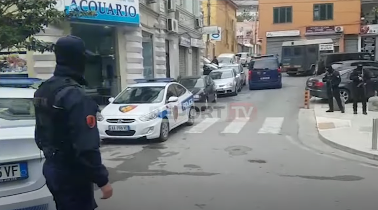 2 ATENTATE PËR PAZARE DROGE/ Në masa të forta futen në gjykatë autorët e vrasjes së 4 të rinjve në Durrës (VIDEO)