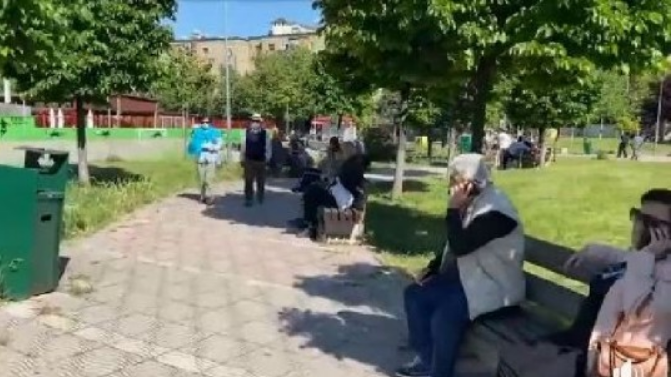 LIRI-DALJA NË FUNDJAVË/ Rama poston pamjet, pensionistët mbushin rrugët e Tiranës (VIDEO)