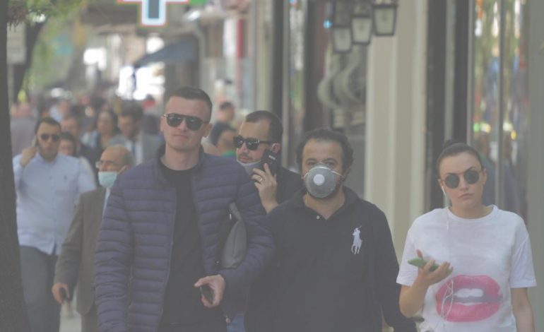 RRUGËT E TIRANËS PLOT ME NJERËZ/ Qytetarët shijojnë ditën me diell pa distancim social (FOTOT)