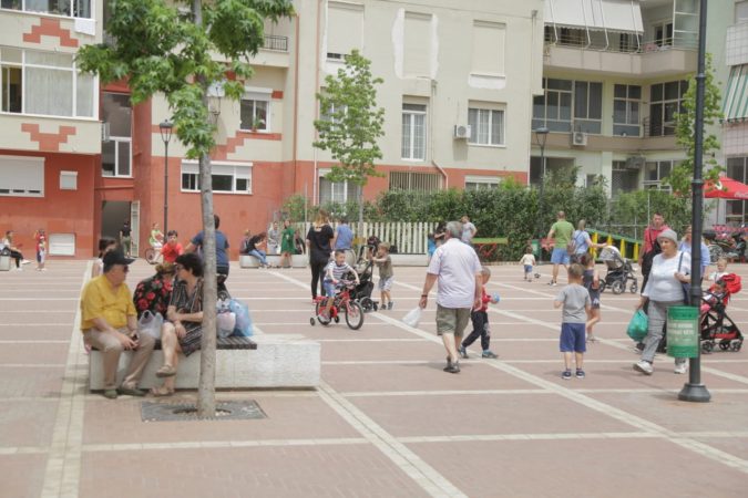 LEHTËSIMI I MASAVE NGA COVID-19/ Rrugët e Tiranës të mbushura me njerëz, shumë pak qytetarë mbajnë maska (FOTO)