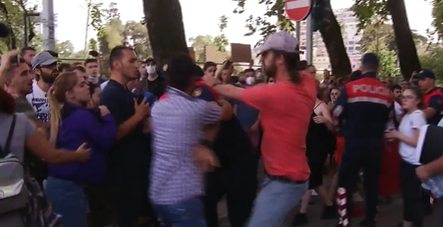 PRISHJA E TEATRIT/ Ja momenti kur protestuesit godasin policin (VIDEO)