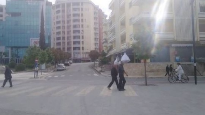 KORONAVIRUSI/ Rrugët e Lushnjes mbushen me qytetarë, nga nesër qyteti zonë e gjelbër