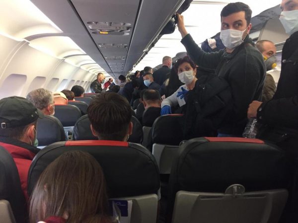 “QYTETARËT NË KËMBË NË AVION…”/ Ministria e Infrastrukturës përgënjeshtron foton: Portalet do përballen me drejtësinë për dezinformim