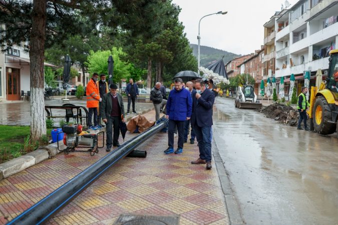 VIJON PUNA PËR NDËRTIMIN E RRJETIT TË UJËSJELLËSIT NË PRRENJAS/ Balla: Nuk ishte vënë dorë që prej ndërtimit në vitet ’70