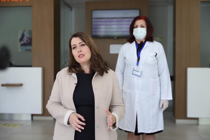 “ZGJEROHET FASHA ORARE E VIZITAVE NË POLIKLINIKA”/ Manastirliu: Pas 11 Majit vendoset për fazat e mëtejshme të hapjes së sistemit shëndetësor