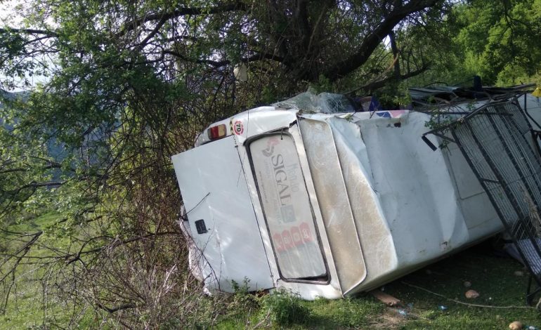 FURGONI I SHKATËRRUAR DHE TRANSPORTI ME BARRELA/ Ja vendi ku ndodhi aksidenti fatal në Gramsh (FOTOT)