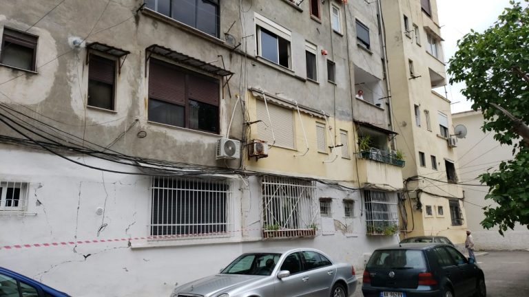 U DËMTUA NGA TËRMETI I 26 NËNTORIT/ Një tjetër pallat në Durrës shembet sot. 8.5 kg eksploziv për shpërthimin e kontrolluar