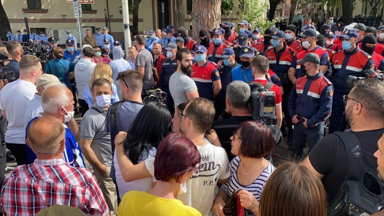 “37 TË SHOQËRUAR, NJË EFEKTIV TEK TRAUMA”/ Policia e Shtetit: Tubimet janë në shkelje të Aktit Normativ, shmangni përplasjen me forcat e Rendit