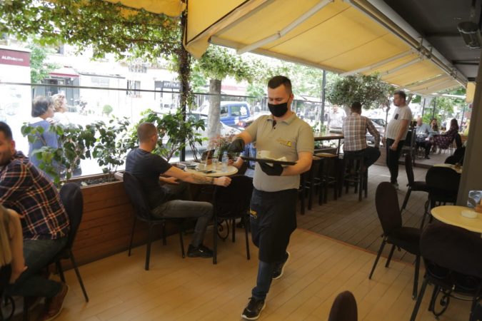 LEHTËSIMI I MASAVE/ Rama sqaron: Baret e restorantet dhe për pak ditë do rrinë hapur deri në 21:00 dhe pastaj…