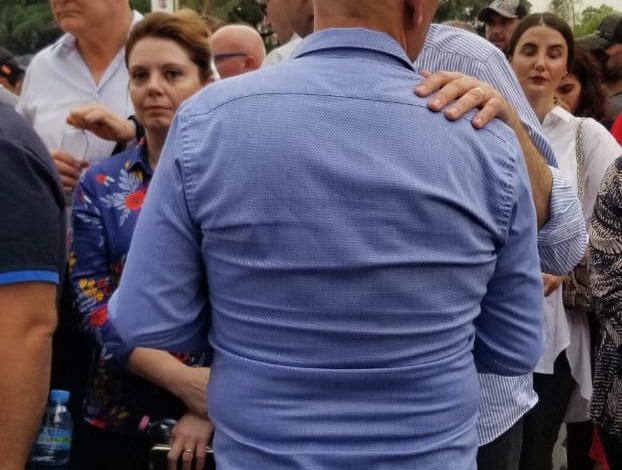 ZBARDHET SKEMA E MBROJTJES SË TEATRIT/ Artistët konsultohen me Lulzim Bashën, pastaj shpallin orarin e protestës tjetër(FOTOT)