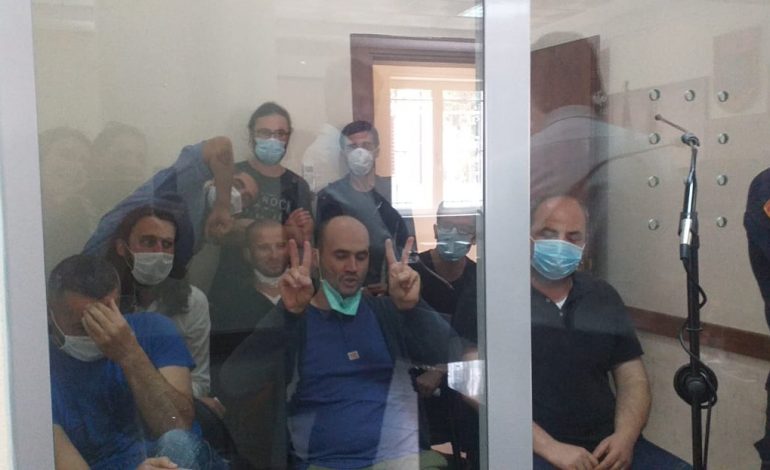 TEATRI/ Me maska por pa distancë, 8 të arrestuarit për protestën u komunikohet masa