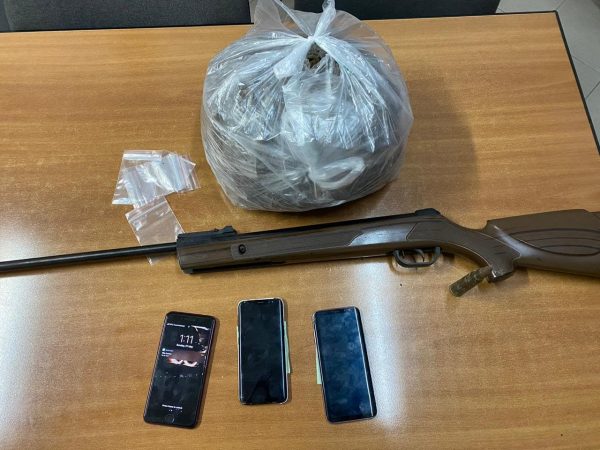 SEKUESTROHET 1.3 KG KANABIS DHE NJË PUSHKË SPORTIVE/ Kapen dy shpërndarësit. Si i i zbuloi policia përmes ndjekjes