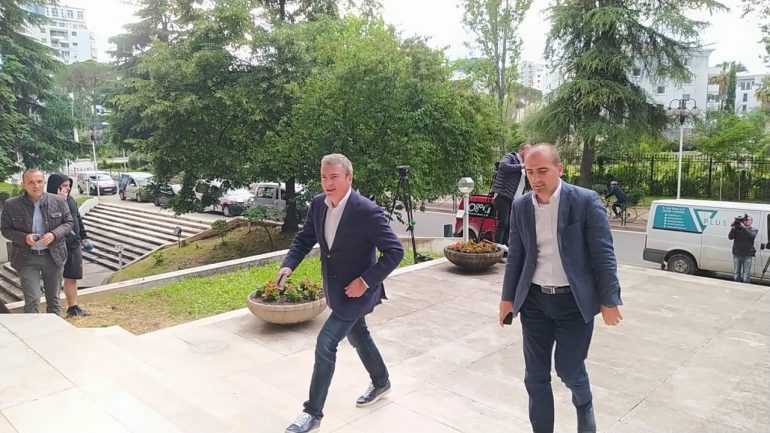 REFORMA ZGJEDHORE/ Gati mbledhja e Këshillit Politik, mbërrin Damian Gjiknuri (FOTO)