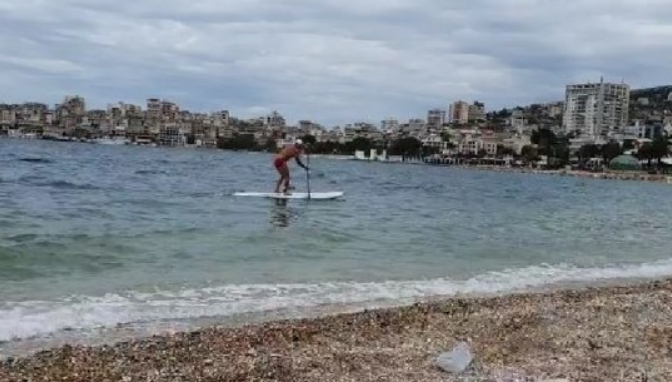 ËSHTË SHPALLUR “ZONË E GJELBËR”/ E ndalur me ligj, por sërfisti në Sarande nuk i reziston detit