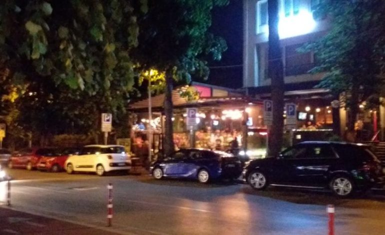 NUK RESPEKTOHEN MASAT/ Shqiptarët nuk duan t’ia dinë për Covid-19, lokalet e natës mbushen plot (FOTO)