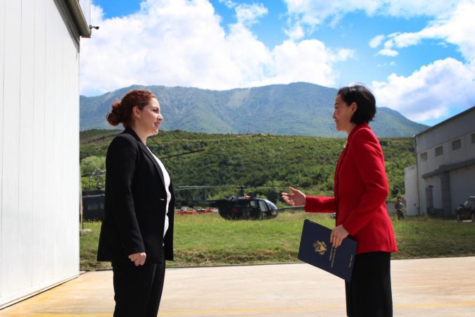 SHBA PAJIS FORCAT E ARMATOSURA ME HELIKOPTERË TË TIPIT “BLACK HAWK”/ Yuri Kim-Xhaçkës: Qëndrojnë “krah për krah”