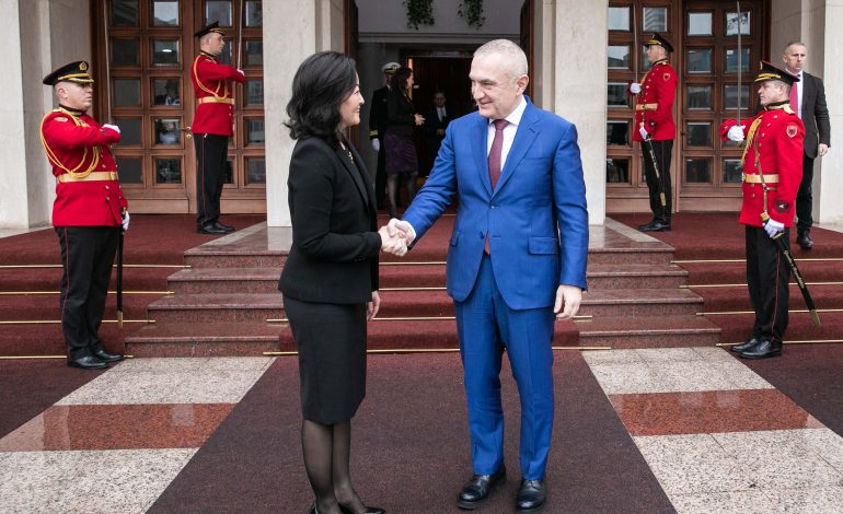 PRAPASKENAT/ Kronologjia e rritjes së frymës anti- SHBA dhe anti- BE në Shqipëri, për shkak të reformës në drejtësi!