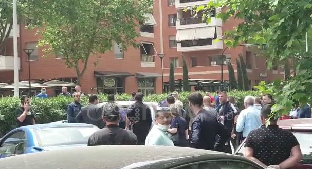 TIRANA NË KARANTINË/ Tre automjete përfshihen në aksident në “Rrugën e Kavajës”, qytetarët harrojnë distancimin social